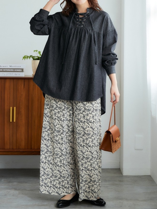50代ぽっちゃりさん|花柄のリラックスパンツも落ち着いたデザインならコーデのアクセントに!