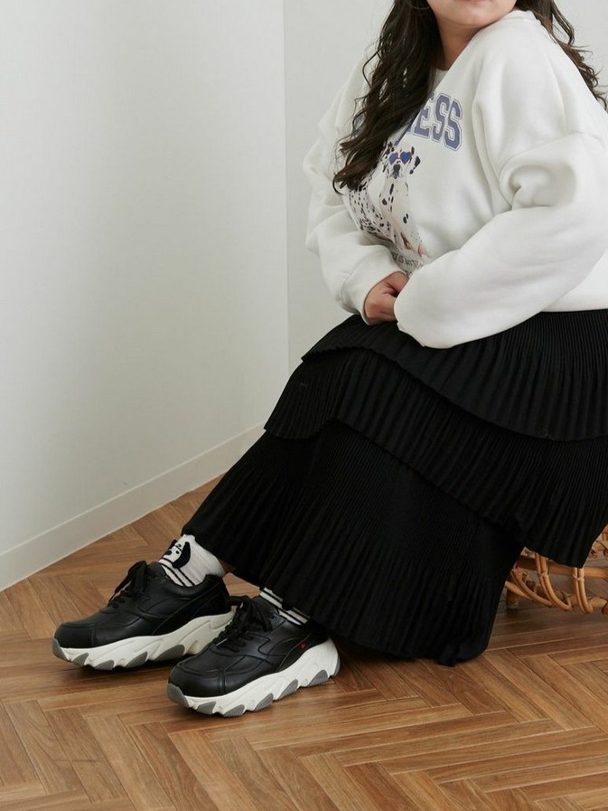 ポイント④　足元はスニーカーが鉄則！厚底タイプで疲れにくさと脚長を両立