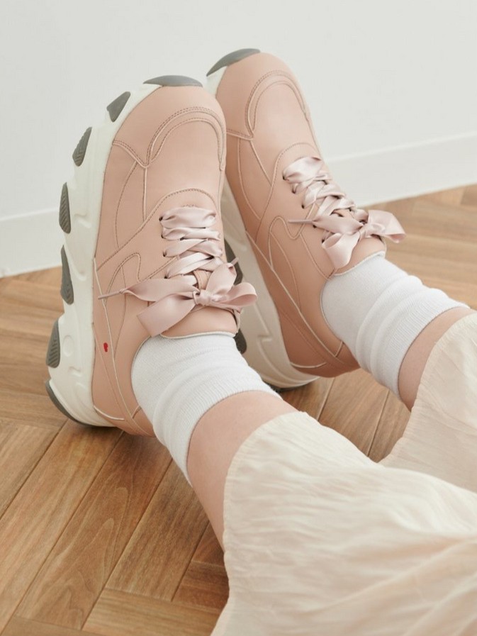 ポイント④　足元はスニーカーが鉄則！厚底タイプで疲れにくさと脚長を両立