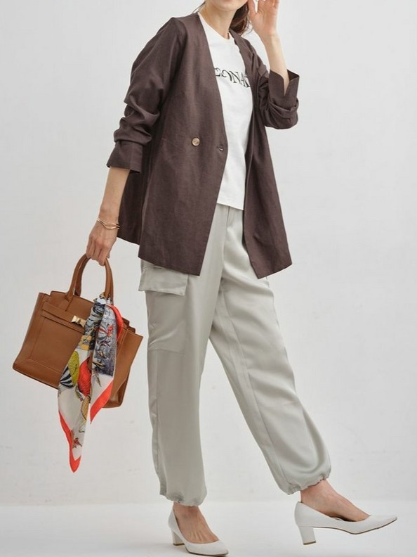 40代ぽっちゃりさん｜光沢感のあるアイスカラーパンツで品のあるトレンドコーデに