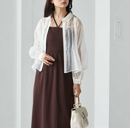 【羽織って着用】白シャツにはコンパクトなインナーキャミときれいめパンツがマスト！ぽっちゃり白シャツコーデ