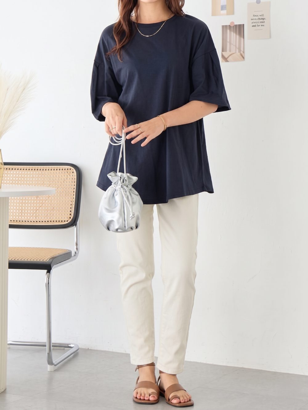 【ネイビーTシャツ】上品さと着痩せを両立!ふんわりシルエットもすっきり