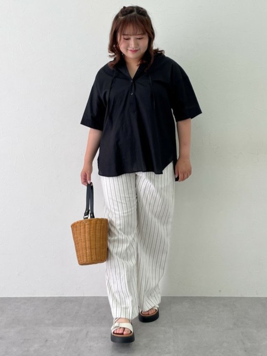 着膨れを徹底回避！縦ライン強調で細見えする「夏の白パンツコーデ」