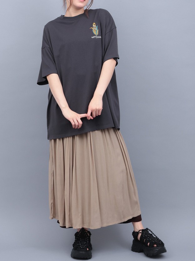 【グレー系Tシャツ】膨張見えしない!「チャコールグレー」が引き締めの鍵