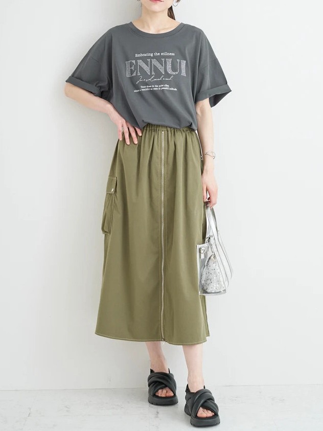 【グレー系Tシャツ】膨張見えしない！「チャコールグレー」が引き締めの鍵