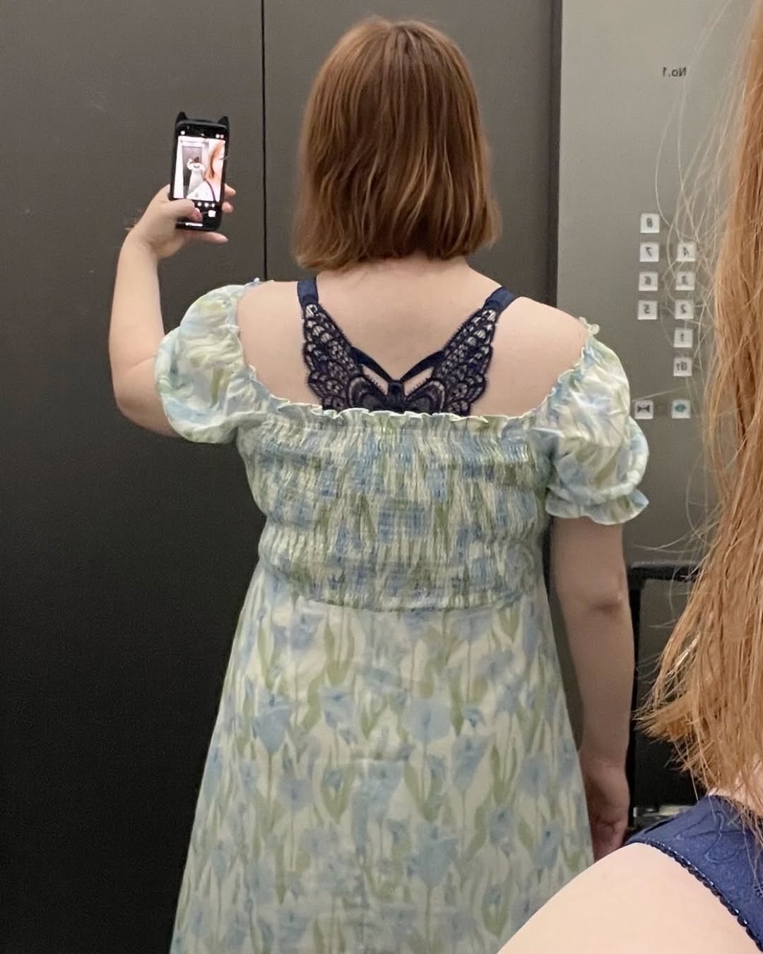 大きい胸の服のお悩み　オフショルを着る時にブラの紐がないと支えられない問題