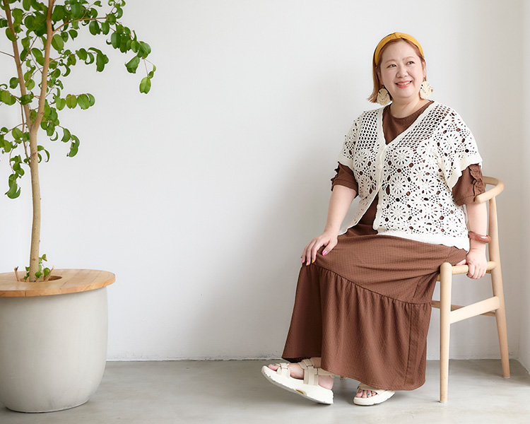 40代ぽっちゃりさんのトレンド夏コーデ　アースカラーのセットアップコーデ