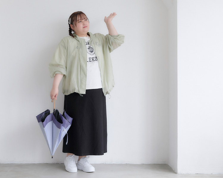 40代ぽっちゃりさんのトレンド夏コーデ　シアージャケット×黒タイトスカートコーデ