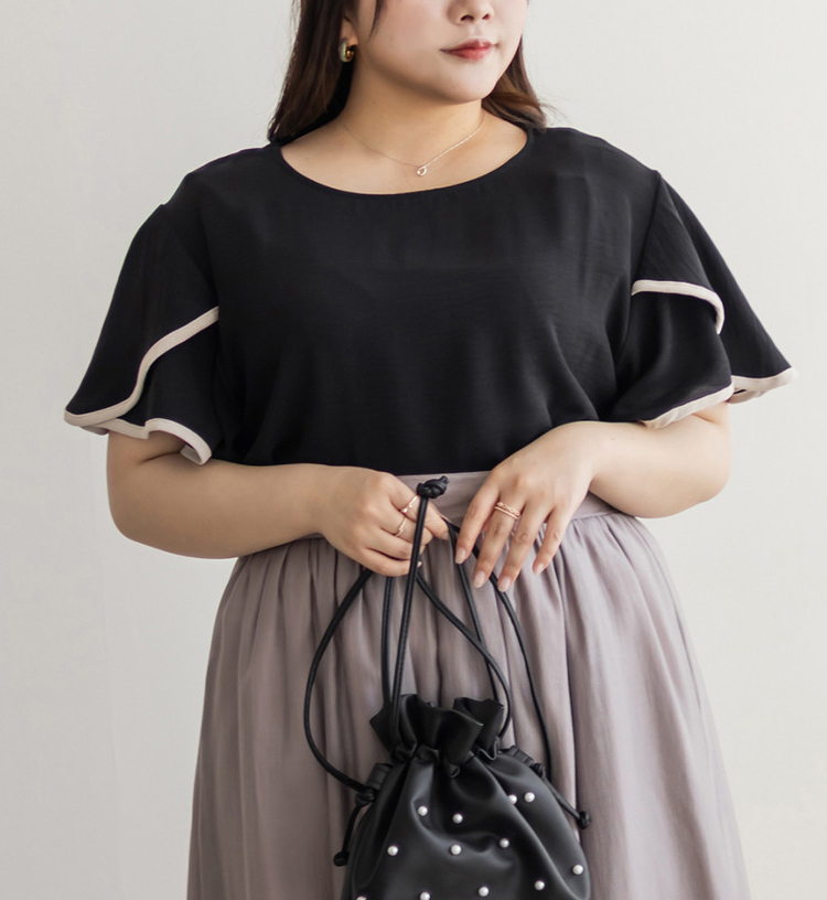 肩や袖にデザインのある服で視線を分散 胸が大きい人に似合う服選びのポイント