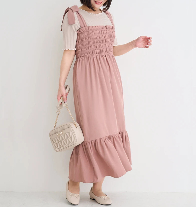 バストトップの位置が高いため、上半身に厚みのある印象の骨格ストレートさん　肩リボンシャーリングワンピース