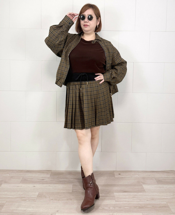 大きいサイズ　オールブラウンカラーのミニスカートセットアップぽっちゃりコーデ