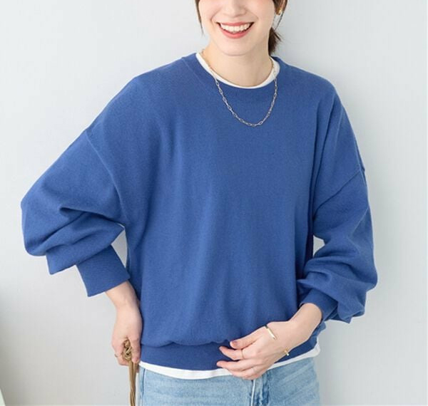 秋から着られるシンプルニットトップス