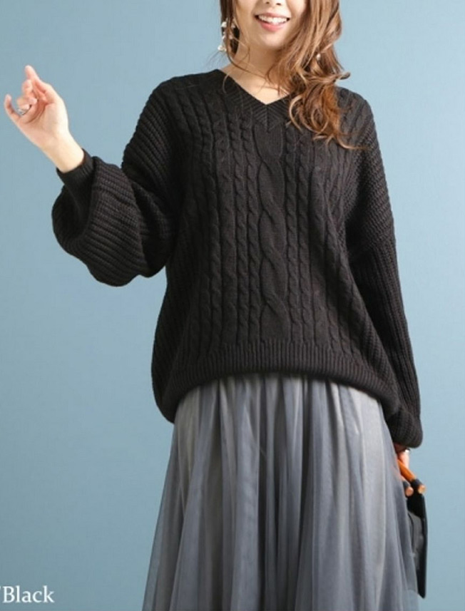 ケーブル編みVネックニット