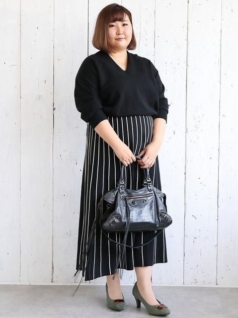ストライプで縦長シルエットを強調