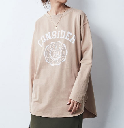 カジュアルなロンTにスカートやパンプスを合わせたバランスの良いコーデ